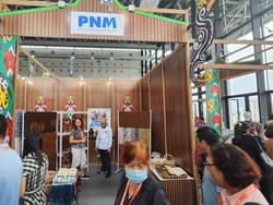 UMKM Nasabah PNM Pamer Batik Solo-Tenun Kombu di China ASEAN EXPO