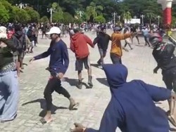 Polisi Amankan Sejumlah Demonstran Buntut Pembakaran Kantor Bupati Pohuwato