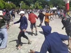 Polisi Amankan Sejumlah Demonstran Buntut Pembakaran Kantor Bupati Pohuwato Polisi Amankan Sejumlah Demonstran Buntut Pembakaran Kantor Bupati Pohuwato