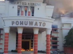 10 Polisi Luka-Patah Tulang Usai Massa Demo Bakar Kantor Bupati Pohuwato
