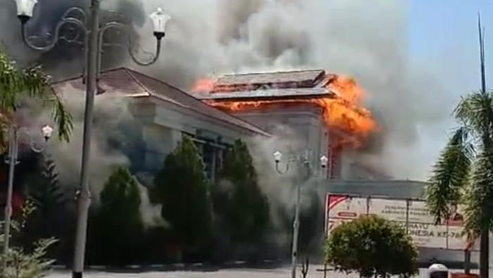 Demo ganti rugi lahan tambang emas di Pohuwato ricuh, kantor bupati dibakar