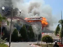 Demo Ganti Rugi Lahan Tambang Emas di Pohuwato Ricuh, Kantor Bupati Dibakar!