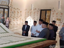 Jokowi Serahkan Al-Quran Raksasa di Masjid Zayed Solo