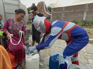 Keren, Ada Ultraman Ikut Bantu Warga di Pati yang Kekeringan