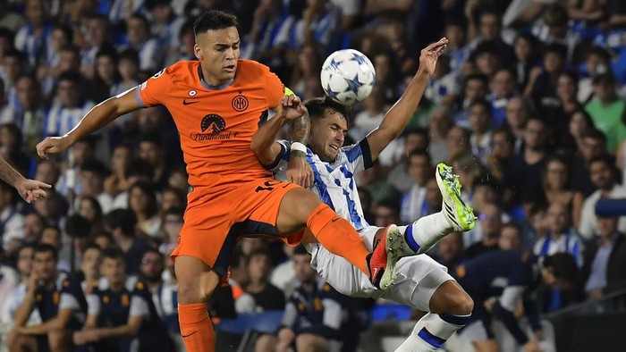 Inter Milans Lautaro Martinez, left, challenges for the ball with Real Sociedads Martin Zubimendi during a Group D Champions League soccer match between Real Sociedad and Inter Milan at the Real Arena stadium in San Sebastian, Spain, Wednesday, Sept. 20, 2023. (AP Photo/Alvaro Barrientos)