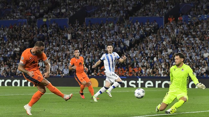 Inter Milans Marko Arnautovic, left, shoots on goal during a Group D Champions League soccer match between Real Sociedad and Inter Milan at the Real Arena stadium in San Sebastian, Spain, Wednesday, Sept. 20, 2023. (AP Photo/Alvaro Barrientos)