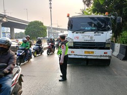 Semen Jatuh dari Truk di Jl Jembatan Goyang Jakut, Lalin Tersendat