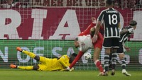 Tapi tuan rumah pelan-pelan bisa keluar dari tekanan dan merebut kendali. Sepakan Leroy Sane yang gagal ditangkap Andre Onana sehingga berujung gol pun menjadi momentum. Serge Gnabry lantas membawa Bayern unggul 2-0 pada babak pertama. 