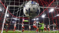 Laga memasuki fase drama di menit-menit akhir. Casemiro menipiskan selisih lagi buat MU pada menit ke-88 dan langsung direspons Bayern melalui Mathys Tel empat menit kemudian. Casemiro kembali mencetak gol untuk mengecilkan jarak menjadi 4-3. Tapi itu jadi gol terakhir di pertandingan ini. 