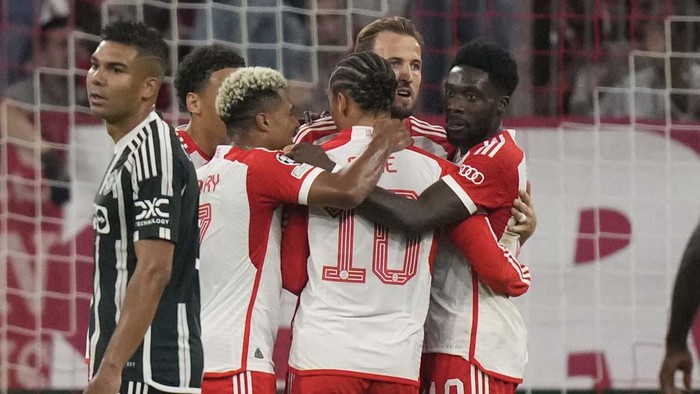 Bayern's Leroy Sane, centre, celebrates after scoring his side's opening goal during the Champions League group A soccer match between Bayern Munich and Manchester United at the Allianz Arena stadium in Munich, Germany, Wednesday, Sept. 20, 2023. (AP Photo/Matthias Schrader)