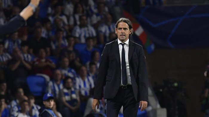Inter Milans head coach Simone Inzaghi looks across as Real Sociedads manager Imanol Alguacil gestures during a Group D Champions League soccer match between Real Sociedad and Inter Milan at the Real Arena stadium in San Sebastian, Spain, Wednesday, Sept. 20, 2023. (AP Photo/Alvaro Barrientos)