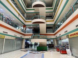 Sepi Mamring di Jembatan Merah Plaza Surabaya, Eskalator Dimatikan Sepi Mamring di Jembatan Merah Plaza Surabaya, Eskalator Dimatikan