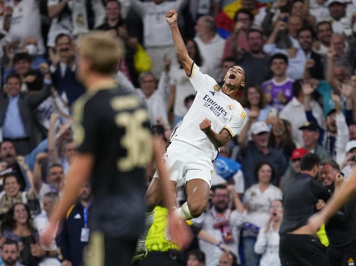 Real Madrid meraih kemenangan dramatis saat menjamu Union Berlin di Matchday 1 Liga Champions. Gol Jude Bellingham pada injury time memenangkan Los Blancos 1-0. Real Madrid menjamu Union Berlin di Santiago Bernabeu, Kamis (21/9/2023) dini hari WIB.