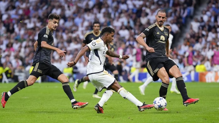 Susah Payah Real Madrid Kalahkan Union Berlin Real Madrid meraih kemenangan dramatis saat menjamu Union Berlin di Matchday 1 Liga Champions. Gol Jude Bellingham pada injury time memenangkan Los Blancos 1-0. Real Madrid menjamu Union Berlin di Santiago Bernabeu, Kamis (21/9/2023) dini hari WIB.