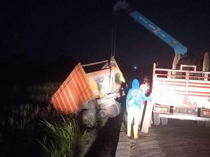 Nyasar Ikuti Google Maps, Truk Pasir Terjun ke Sawah di Pomah Klaten Nyasar Ikuti Google Maps, Truk Pasir Terjun ke Sawah di Pomah Klaten
