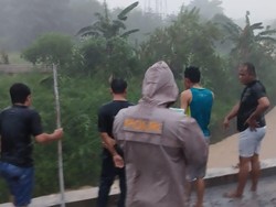 Hujan Deras Guyur Batam, Balita Hanyut Terjatuh di Parit
