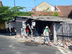 Truk Seruduk Warung di Solo, Pedagang Tertimpa Tembok Saat Tidur Siang