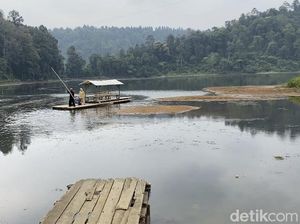 Danau Situ Gunung Surut, Wisatawan Juga Ikut Menyusut Danau Situ Gunung Surut, Wisatawan Juga Ikut Menyusut