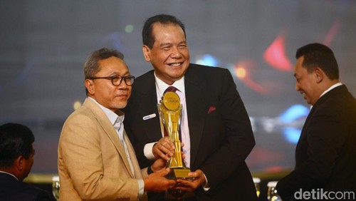 Zulkifli Hasan Raih Penghargaan Tokoh Pendorong Kinerja Ekspor