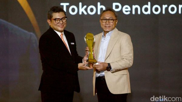 Zulhas Raih Penghargaan Tokoh Pendorong Kinerja Ekspor