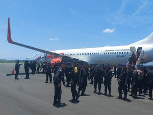 Polda Sulut BKO 200 Personel Brimob Usai Massa Bakar Kantor Bupati Pohuwato Polda Sulut BKO 200 Personel Brimob Usai Massa Bakar Kantor Bupati Pohuwato