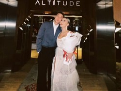 Gaya Agnez Mo Pakai Gaun Putih Bareng Pacar, Tegaskan Tidak Tunangan