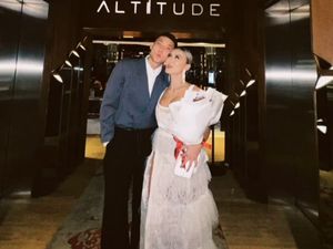 Gaya Agnez Mo Pakai Gaun Putih Bareng Pacar, Tegaskan Tidak Tunangan Gaya Agnez Mo Pakai Gaun Putih Bareng Pacar, Tegaskan Tidak Tunangan