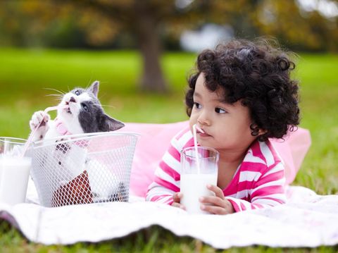Anak minum pakai sedotan