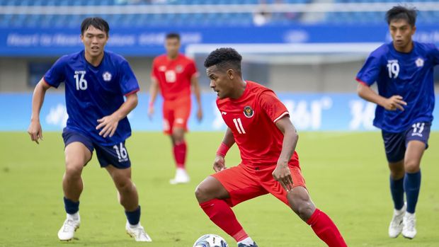 Pesepak bola Timnas U-24 Indonesia Ramai Melvian Rumakiek (tengah) menguasai bola saat melawan Taiwan dalam pertandingan kualifikasi Grup F Asian Games 2022 di Stadion Zhejiang Normal University East, Jinhua, China, Kamis (21/9/2023). Indonesia dikalahkan Taiwan dengan skor 0-1. ANTARA FOTO/HO/NOC-Indonesia/mrh/tom.