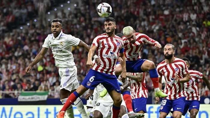 Atletico Madrids Spanish midfielder Koke (C) heads the ball during the Spanish League football match between Club Atletico de Madrid and Real Madrid CF at the Wanda Metropolitano stadium in Madrid on September 18, 2022. (Photo by JAVIER SORIANO / AFP)