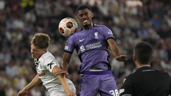 LASKs Elias Havel, left, and Liverpools Ryan Gravenberch challenge for the ball during the Europa League group E soccer match between Linzer ASK and FC Liverpool in Linz, Austria, Thursday, Sept. 21, 2023. (AP Photo/Matthias Schrader)