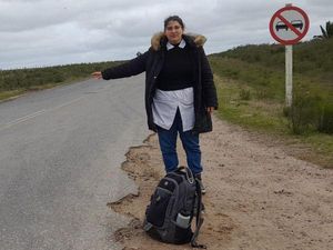 Kisah Guru Menumpang 200 Kilometer Demi Mengajar 2 Siswa