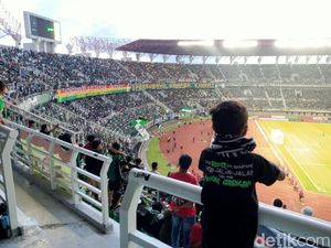 Uston Nawawi Wajibkan Persebaya Menang Agar Bonek Penuhi Stadion Lagi Uston Nawawi Wajibkan Persebaya Menang Agar Bonek Penuhi Stadion Lagi