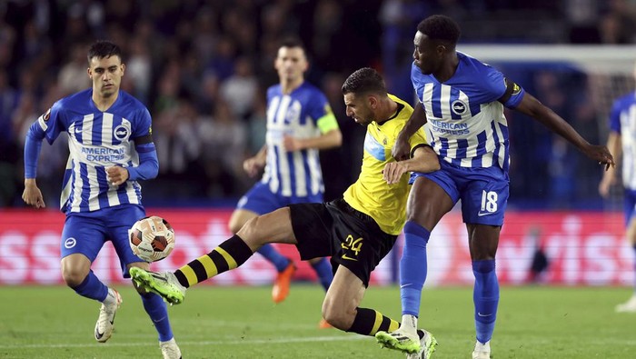 AEK Athens Gerasimos Mitoglou and Brighton and Hove Albions Danny Welbeck, right, battle for the ball during the Europa League Group B soccer match at The AMEX, Brighton and Hov, England, Thursday Sept. 21, 2023. (Steven Paston/PA via AP)
