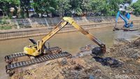 Cegah Pendangkalan, Lumpur Kali Ciliwung Dikeruk