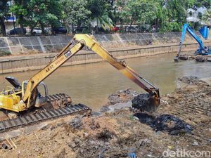 Cegah Pendangkalan, Lumpur Kali Ciliwung Dikeruk
