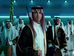 Tak Mau Ketinggalan Messi, Ronaldo Pakai Jubah Khas Arab