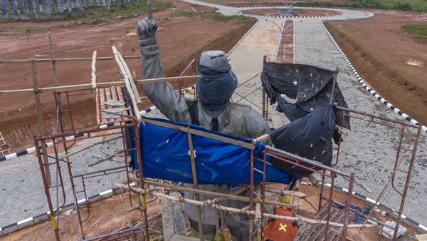 Habis Rp 500 Juta, Patung Bung Karno yang Tak Mirip Kini Ditutup Terpal