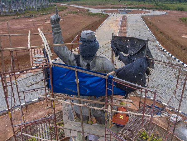 Habis Rp 500 Juta, Patung Bung Karno yang Tak Mirip Kini Ditutup Terpal