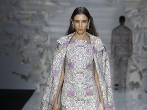 Foto: Koleksi Aigner Spring-Summer 2024, Terinspirasi Corak Bunga Seniman UK