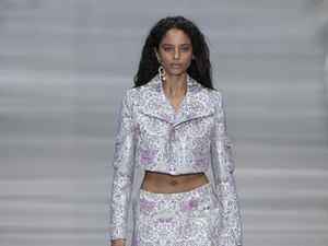 Aigner Kembali ke Milan Fashion Week, Hadirkan Sentuhan Baru di Tas Ikonis