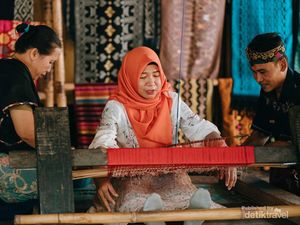 Kain Tenun Sukarara Lombok: Tak Sekedar Cendera Mata, Ada Filosofinya Kain Tenun Sukarara Lombok: Tak Sekedar Cendera Mata, Ada Filosofinya