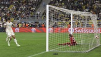 Roma memecah kebuntuan di menit akhir babak pertama. Gaby Kiki bikin gol bunuh diri pada menit ke-45+3 yang bikin pasukan Jose Mourinho memimpin 1-0. Skor ini bertahan hingga turun minum.  