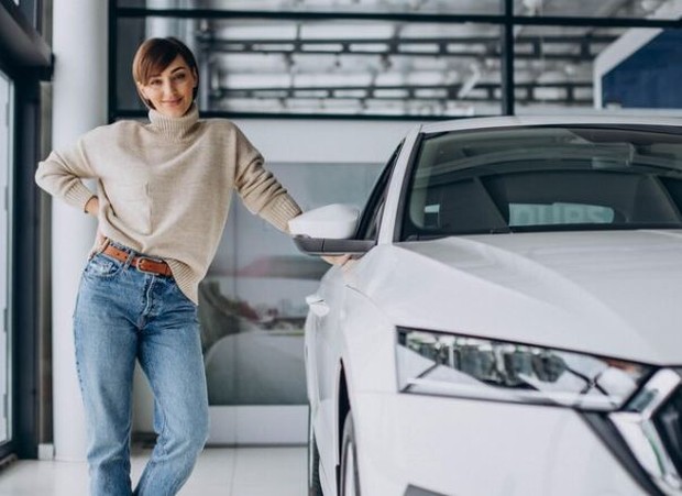 Hidup lebih bangga/ foto: Freepik/ senivpetro Perempuan berdiri di samping mobil