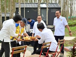 Serunya Jokowi, Sri Mulyani, dan Basuki Berkemah dan Makan Nasi Goreng di IKN