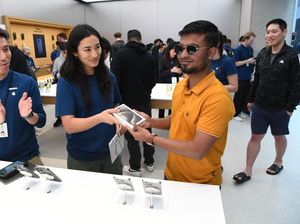 Cerita Pembeli Pertama iPhone 15, Rela Nginap dan Hujan-hujanan