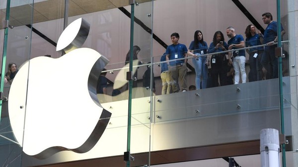 SYDNEY, AUSTRALIA - SEPTEMBER 22: Customers at the Australian release of the latest iPhone and Apple Watch models at the Apple Store on September 22, 2023 in Sydney, Australia. Apple launched its lineup of the latest iPhone 15 versions as well as other product upgrades such as the Apple Watch Series 9 and Apple Watch Ultra 2 feauturing new design, improved performance and new materials.  (Photo by James D. Morgan/Getty Images)