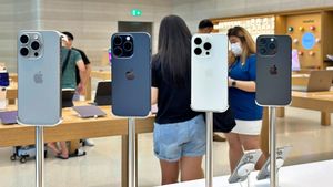 Menggenggam iPhone 15 Pro Max Titanium di Apple Store