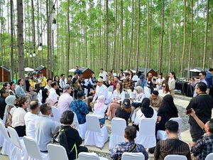 Jokowi Ajak Para Penggiat Seni Makan Durian di IKN