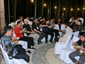 Momen Jokowi Makan Nasi Goreng Bareng Menteri dan Penggiat Seni di IKN